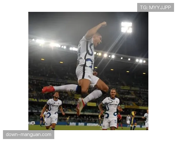 转播画面捕捉到国际米兰助教向球员持续做出手势，示意整体阵型前压