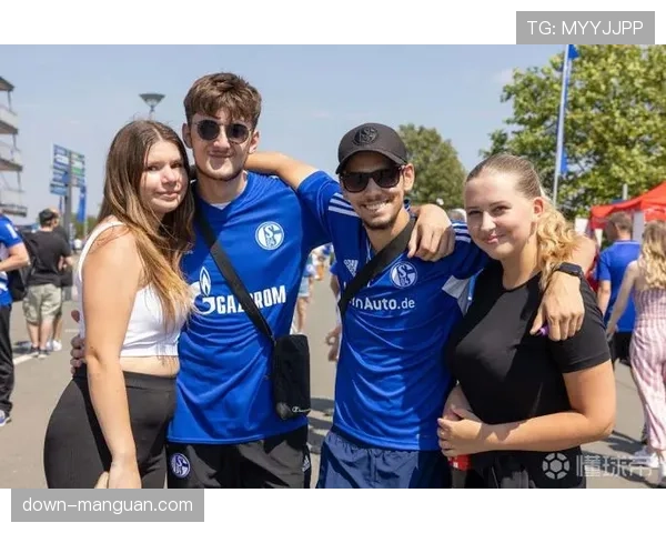 特写:沙尔克04主场球迷高歌助威, despite 球队两球落后